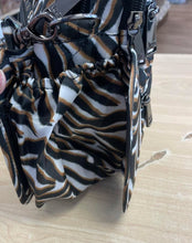 Load image into Gallery viewer, Lug Can Can XL - Zebra Sand